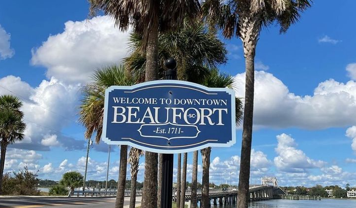 Welcome to Downtown Beaufort sign with waterfront, Things to Do in Beaufort SC